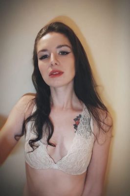Mature female escort aged 21 is ready to meet you