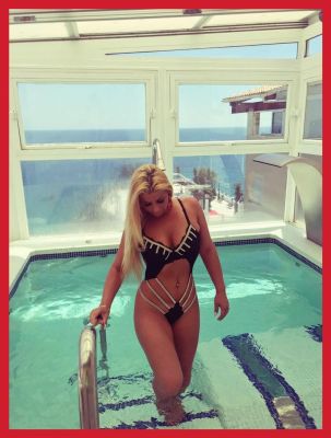Lesbian call girl Felicia is waiting for ladies