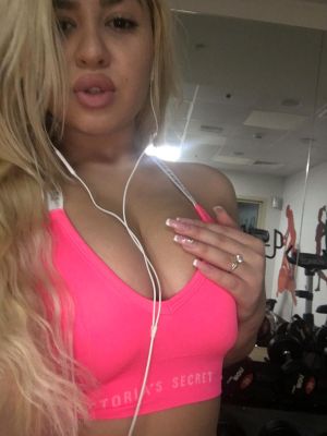 Dubai escort girl Kami will meet a generous man, call +971 14 362 5183