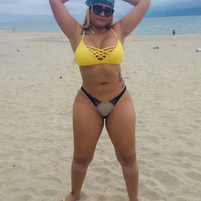 Sexy Dubai woman with tight ass, 80 kg; 180 cm