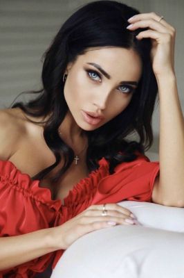 Female escort service from charming Sarah in Dubai