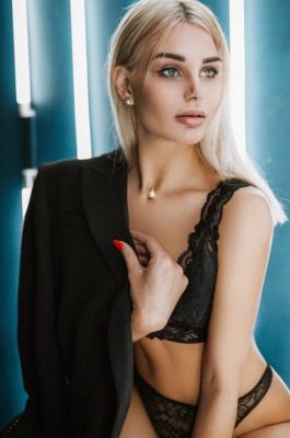 Petite escort Dubai (weight: 59 kg; height: 164 cm)