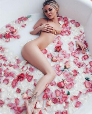 Vivian - 27 year-old milf escort in UAE
