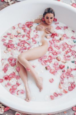 Enjoy sex massage in Dubai from Vivian