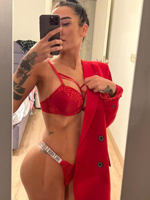Super busty escort in Dubai: Daphne (162 cm, 56 kg)