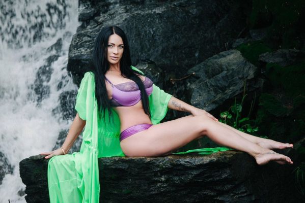 Lesbian call girl Tracy is waiting for ladies