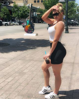 See sexy photos of whore Malerie on escort listings