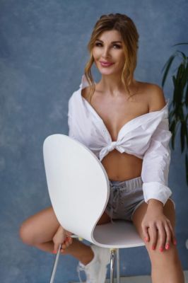 Jovee is a model for sex and massage in Dubai