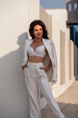 Female escort in UAE sucks for AED 3000