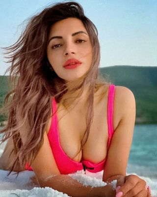 Vip escort in UAE: Karen wants to meet a gentleman
