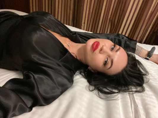 Beautiful escort elite girl Zoey will be your perfect company in UAE