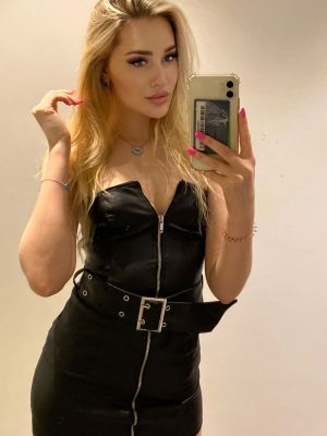 Erotic massage in Dubai from Rebecca. Price: AED 1800 per hour