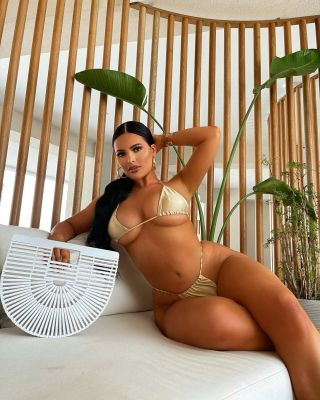 Nadine — prostitute for high class service in Dubai 
