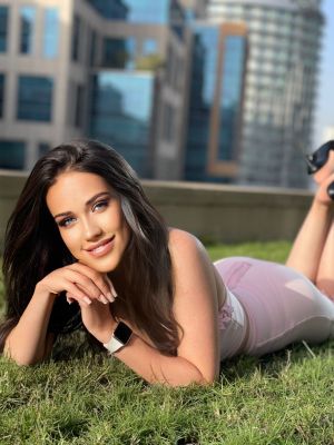 Mega busty escort in Dubai (76 kg; 177 cm)