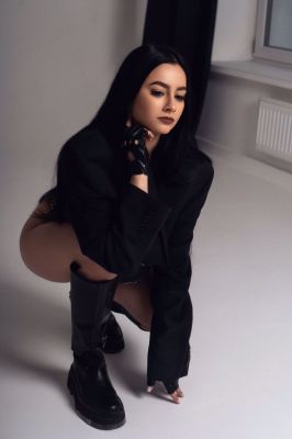 See sexy photos of whore Minka on escort listings