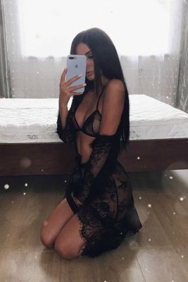 Female escort in UAE sucks for AED 3000