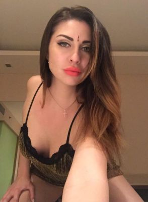 Hot Dubai girl Hermione sucks for AED 3000