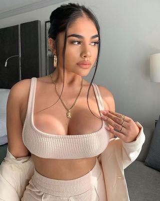 Mega busty escort in Dubai (43 kg; 152 cm)
