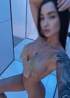 Enjoy Dubai sex massage done by escort Elliott