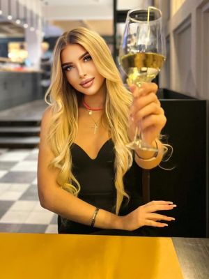 Enjoy Dubai sex massage done by escort Nieve