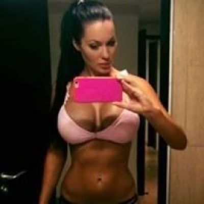 Mature escorts of UAE does a BJ for AED 1500