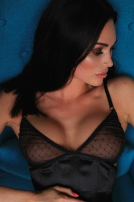 Call a girl Sancia to enjoy professional blowjob for AED 1500