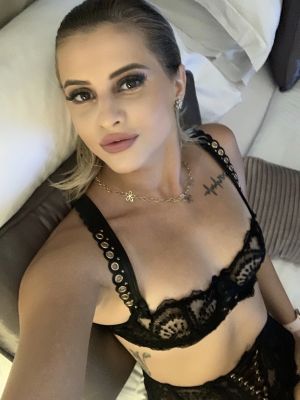 Dubai arab escort girl Aloisia (80 kg, 180 cm)