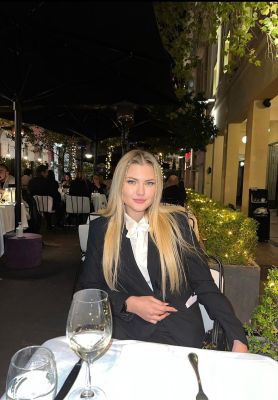 Lesbian call girl Ann is waiting for ladies