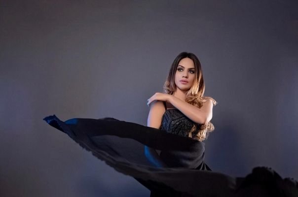 Dubai independent escort Nisha Sex machine sucks for AED 1000
